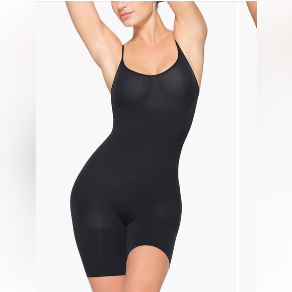 SKIMS Other - Skims every day sculpt mid thigh bodysuit
